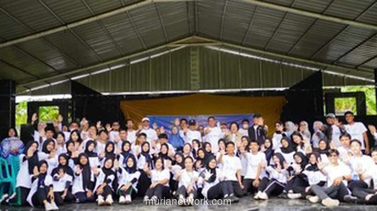 Forum Anak Samawa Gelar Aksi Bersih Pantai Saliper Ate Sambut HUT Sumbawa