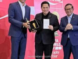 Trofi Piala Dunia 2026 Singgah di Jakarta, Ribuan Penggemar Berebut Foto