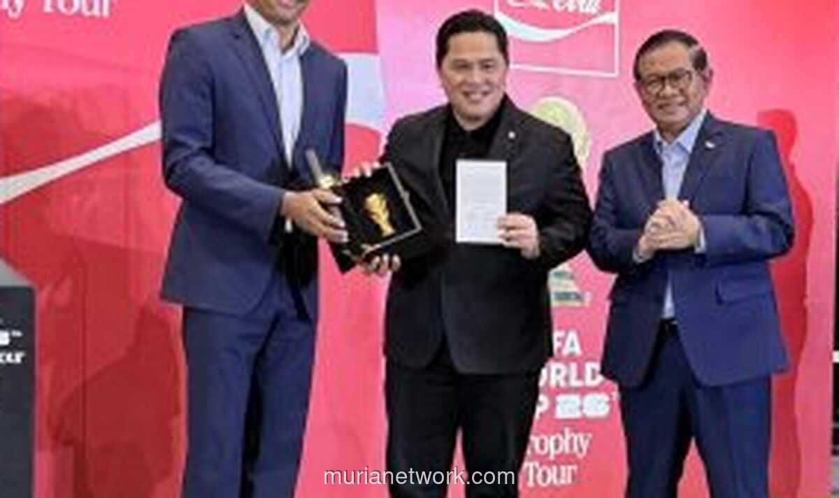 Trofi Piala Dunia 2026 Singgah di Jakarta, Ribuan Penggemar Berebut Foto