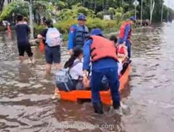 Siaga Banjir di Pluit, Polairud Kerahkan Perahu Pantau Permukiman Rawan