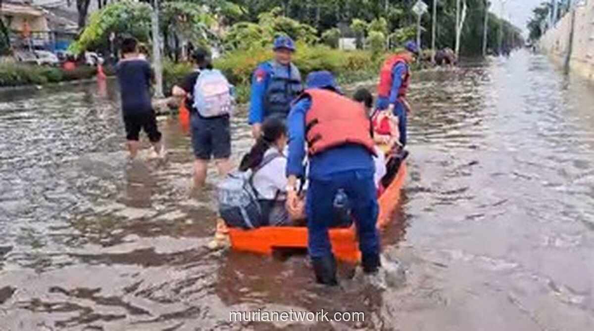 Siaga Banjir di Pluit, Polairud Kerahkan Perahu Pantau Permukiman Rawan