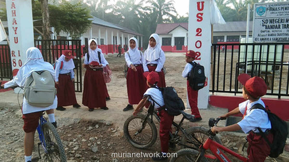 Senandung Belajar Kembali di SDN 101305 Usah Terendam Banjir
