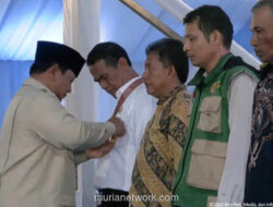 Prabowo Sematkan Bintang Jasa Utama untuk Amran di Tengah Pesta Swasembada