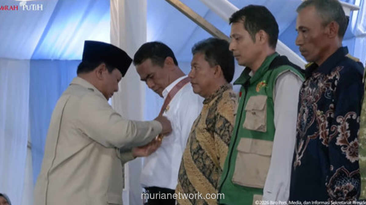 Prabowo Sematkan Bintang Jasa Utama untuk Amran di Tengah Pesta Swasembada