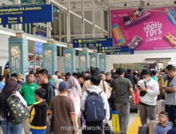 Gelombang Penumpang Masih Padati Stasiun Jakarta, Puncak Arus Balik Diprediksi Besok