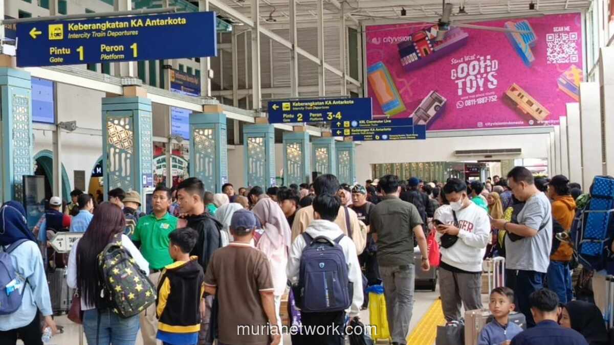 Gelombang Penumpang Masih Padati Stasiun Jakarta, Puncak Arus Balik Diprediksi Besok