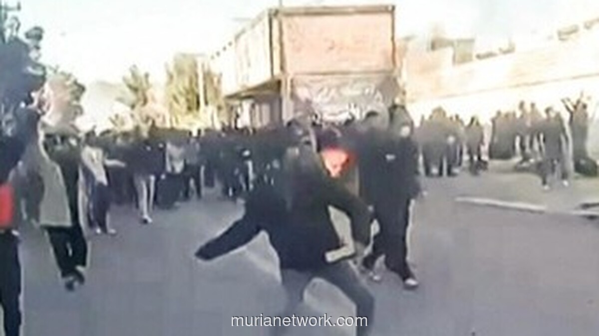 Iran Bergolak: Lima Hari Kerusuhan Tewaskan Enam Warga, Tuntutan Beralih ke Kekuasaan