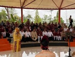 Prabowo Leses Bareng Siswa, Resmikan 166 Sekolah Rakyat di Banjarbaru