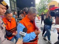 Lima Tersangka Korupsi Pajak Tutup Muka dengan Kertas Saat Digiring ke Rutan