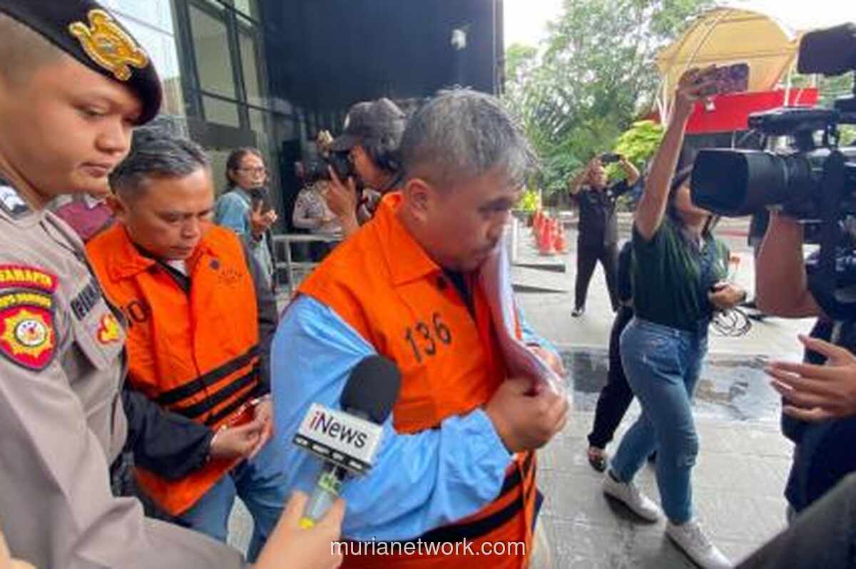 Lima Tersangka Korupsi Pajak Tutup Muka dengan Kertas Saat Digiring ke Rutan