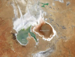 Danau Eyre Terbelah Dua, Warna Airnya Bak Dua Dunia Berbeda