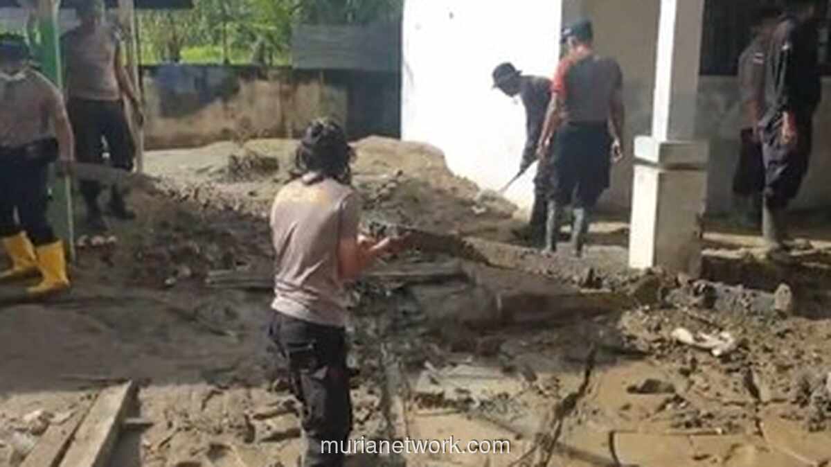 Polisi Bireuen Angkat Lumpur, Sekolah Diterjang Banjir Siap Belajar Lagi