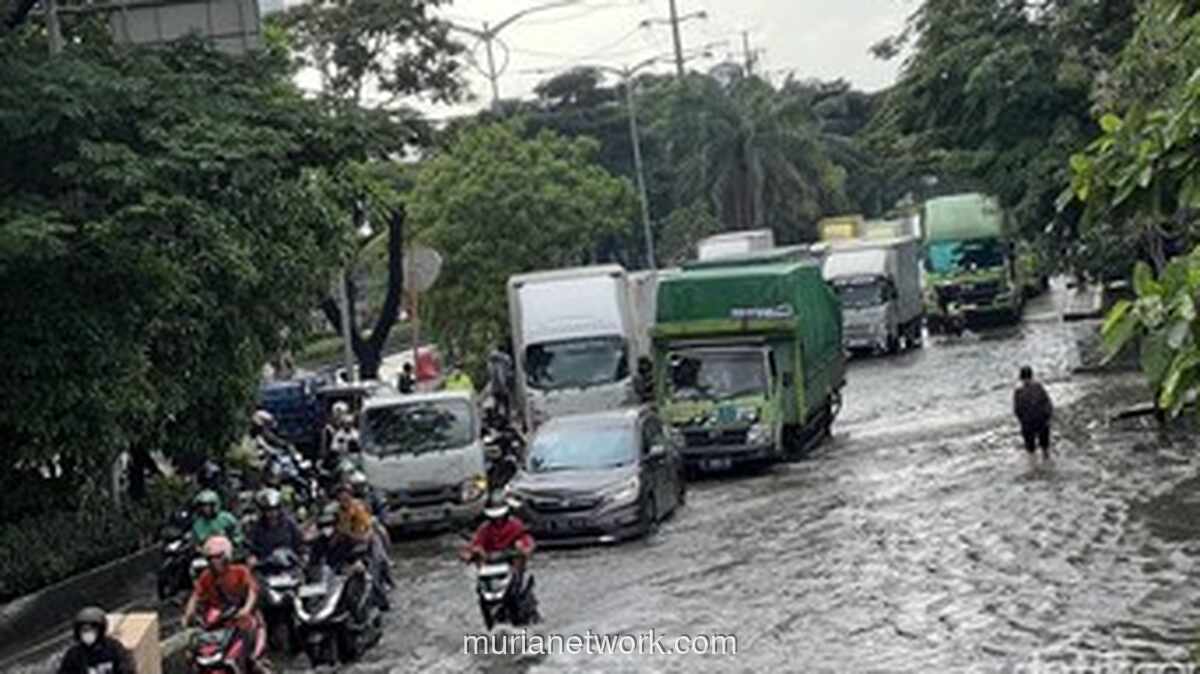 Daan Mogot Terendam, Lalu Lintas Tersendat Sepanjang Hari