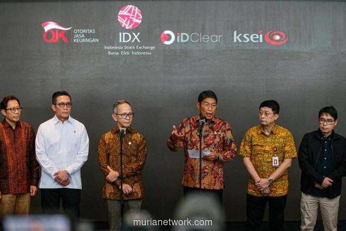 Tiga Pucuk Pimpinan OJK Serahkan Surat Pengunduran Diri