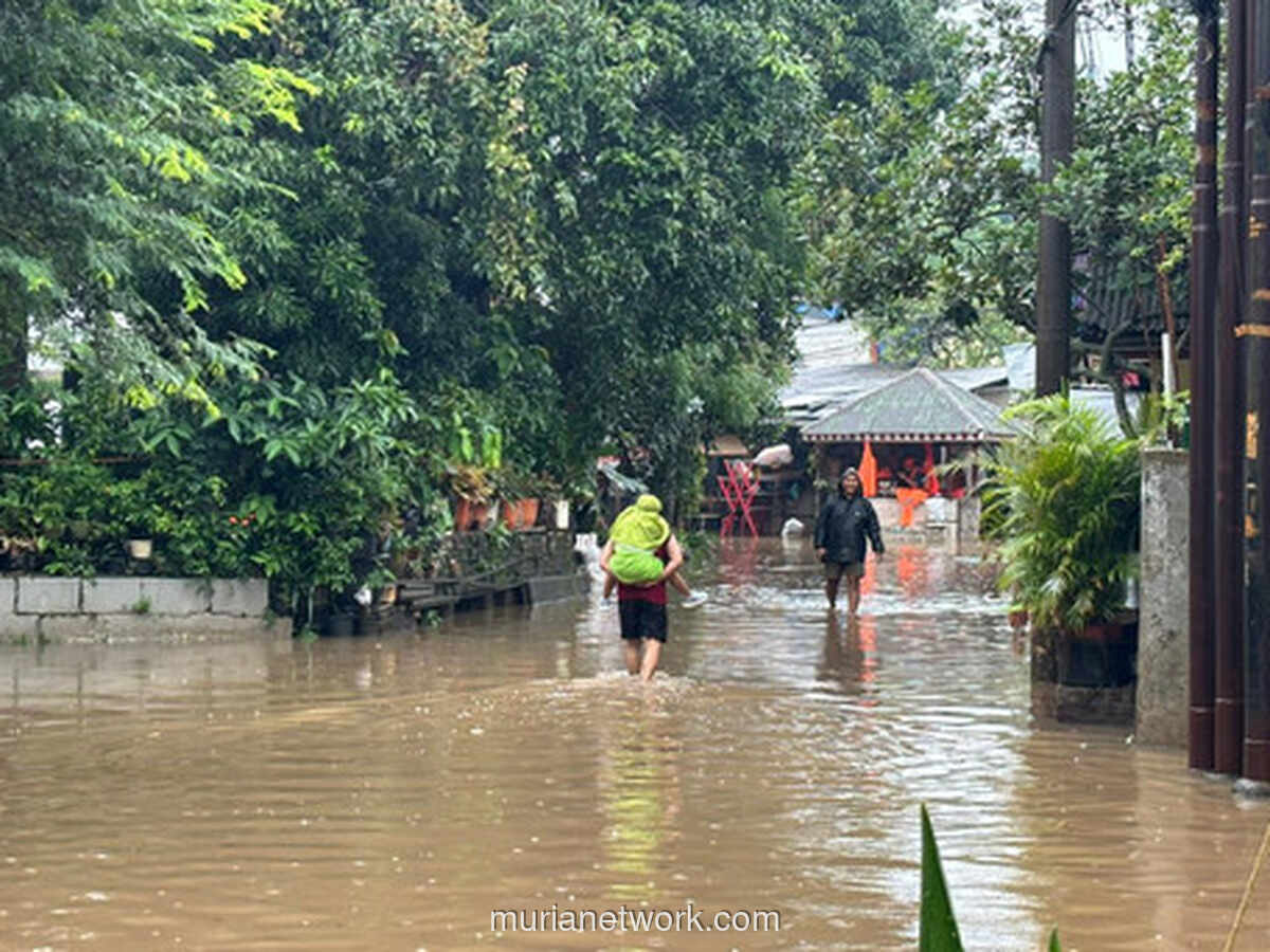 Banjir Surut di Jalan NIS, Tapi Kubangan Masuk ke Pemukiman