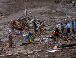 Tim SAR Berjuang di Tengah Hujan dan Lumpur Tebal Evakuasi Korban Longsor Bandung Barat