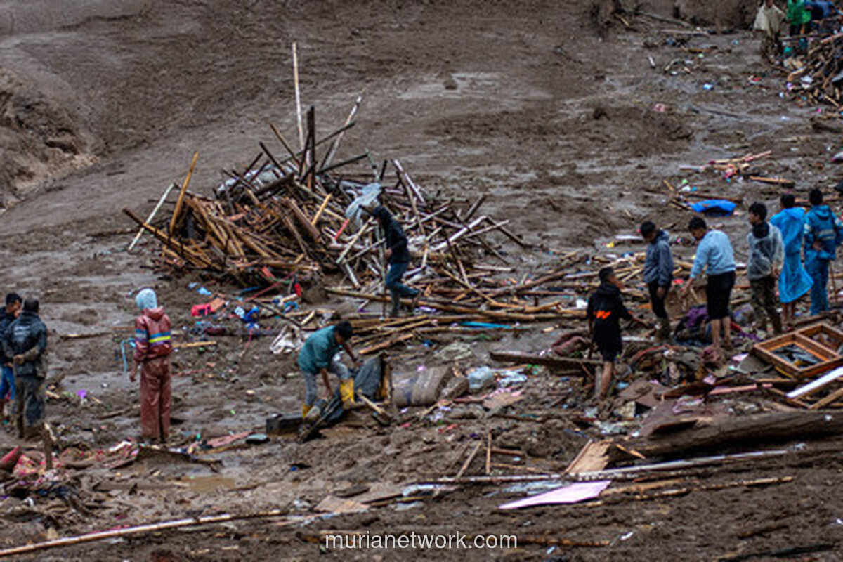 Tim SAR Berjuang di Tengah Hujan dan Lumpur Tebal Evakuasi Korban Longsor Bandung Barat
