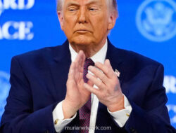 Aspirin dan Memar Misterius: Rahasia di Balik Lengan Trump di Davos