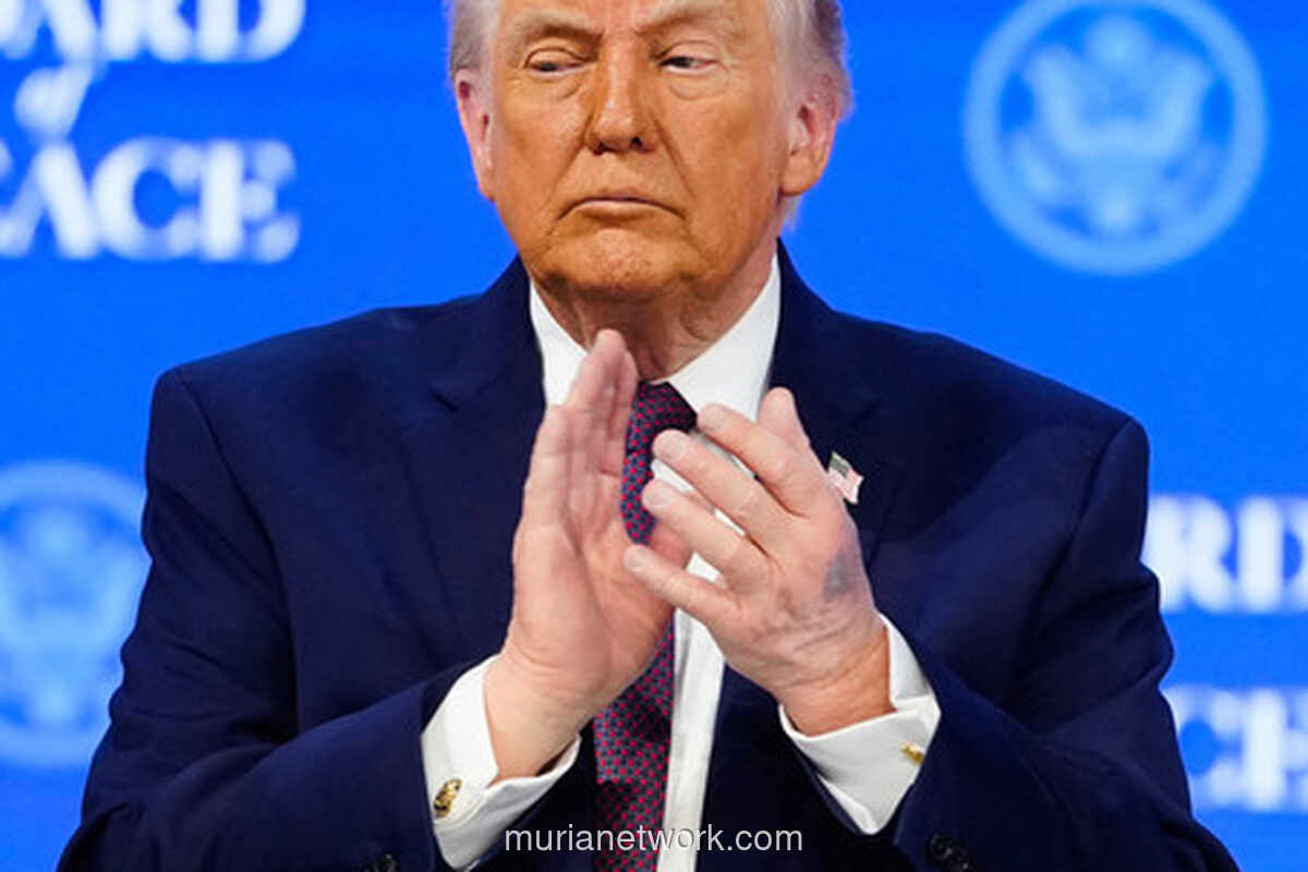 Aspirin dan Memar Misterius: Rahasia di Balik Lengan Trump di Davos