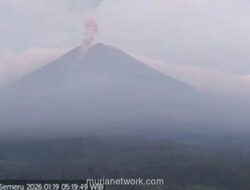 Semeru Muntahkan Abu Setinggi Satu Kilometer dalam Rentetan Erupsi Pagi Ini