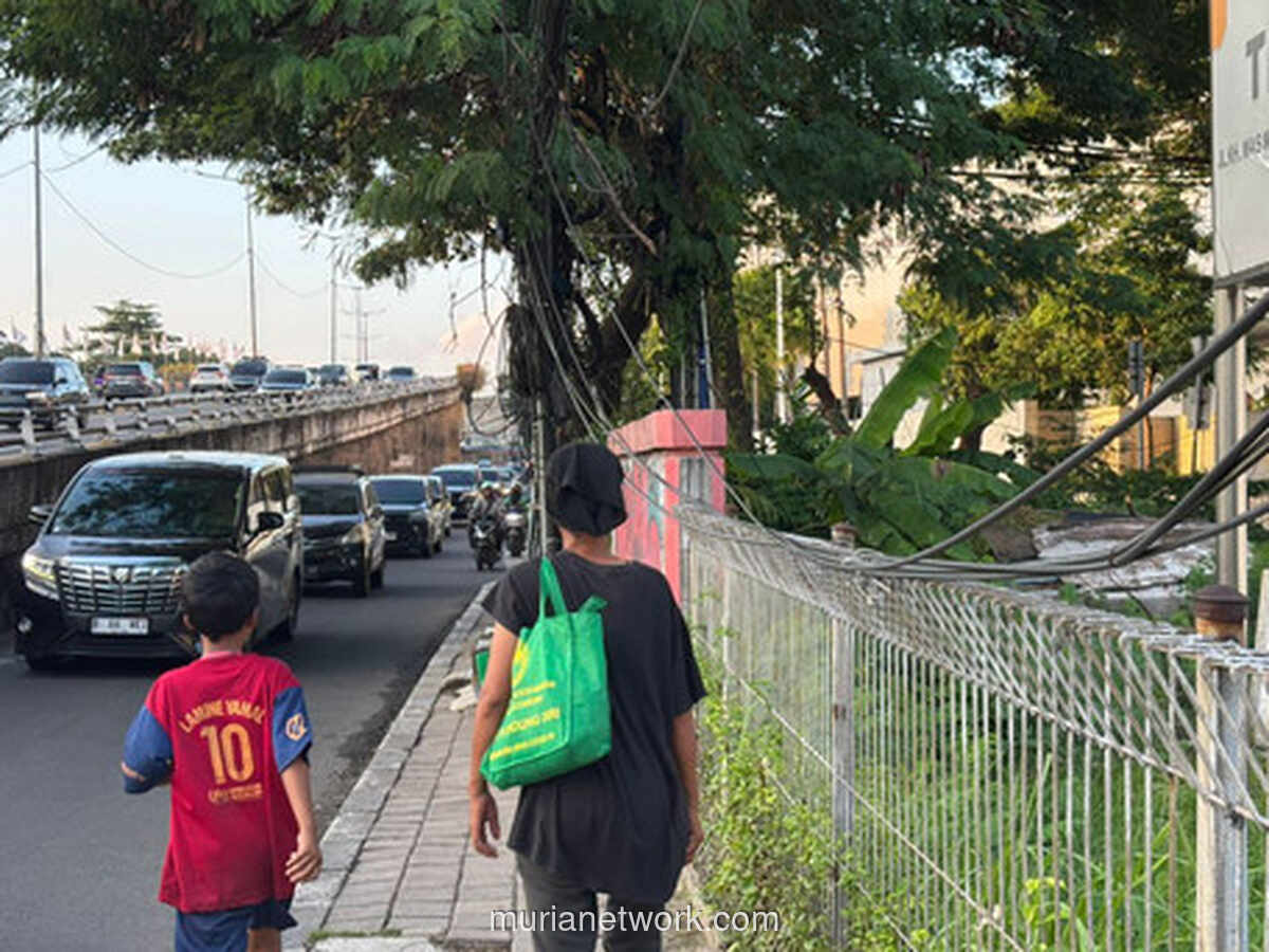 Kabel Semrawut di Trotoar Karet, Warga Waswas Setiap Melintas