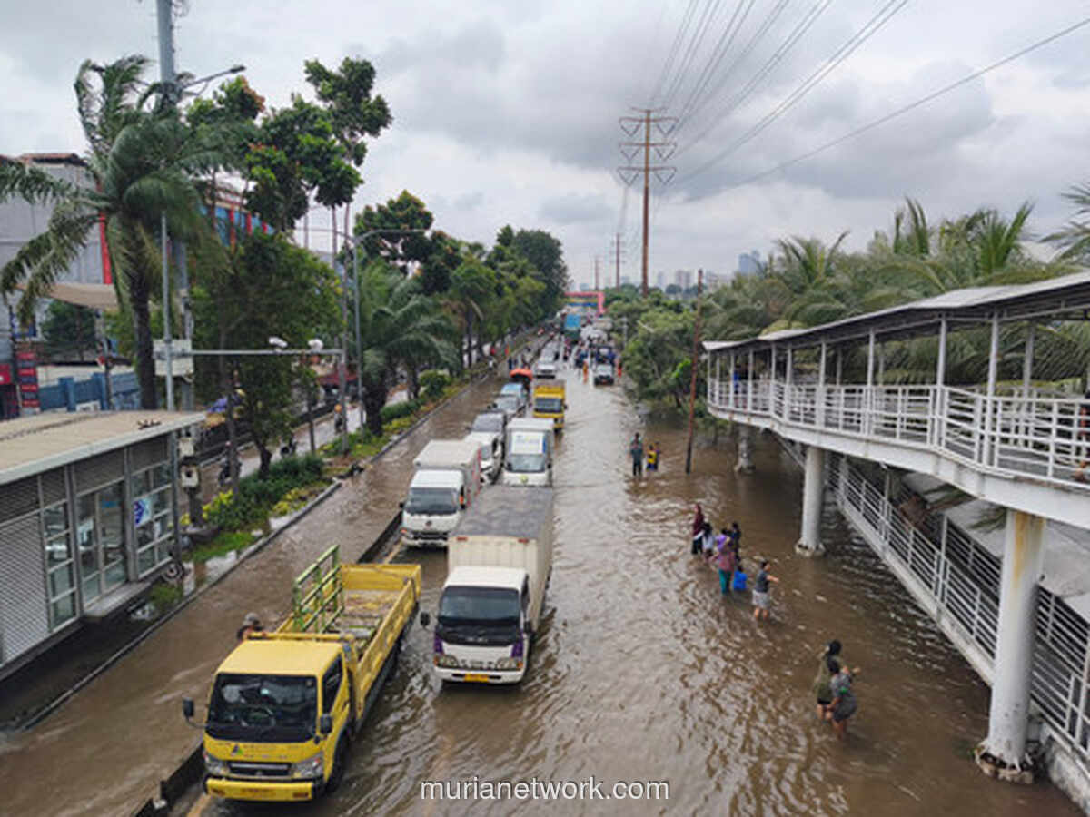 Hujan Deras Landa Jakarta, 90 RT dan Sembilan Ruas Jalan Masih Tergenang