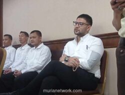 Ammar Zoni Berdzikir dengan Tasbih di Tengah Sidang Narkoba