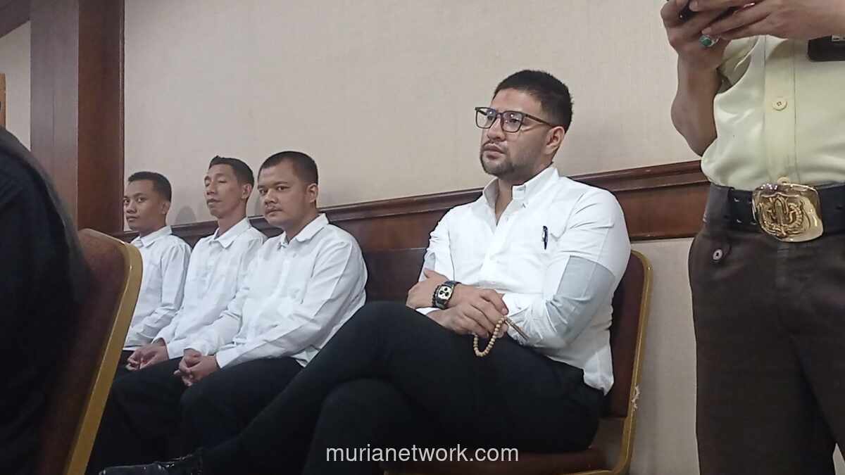Ammar Zoni Berdzikir dengan Tasbih di Tengah Sidang Narkoba