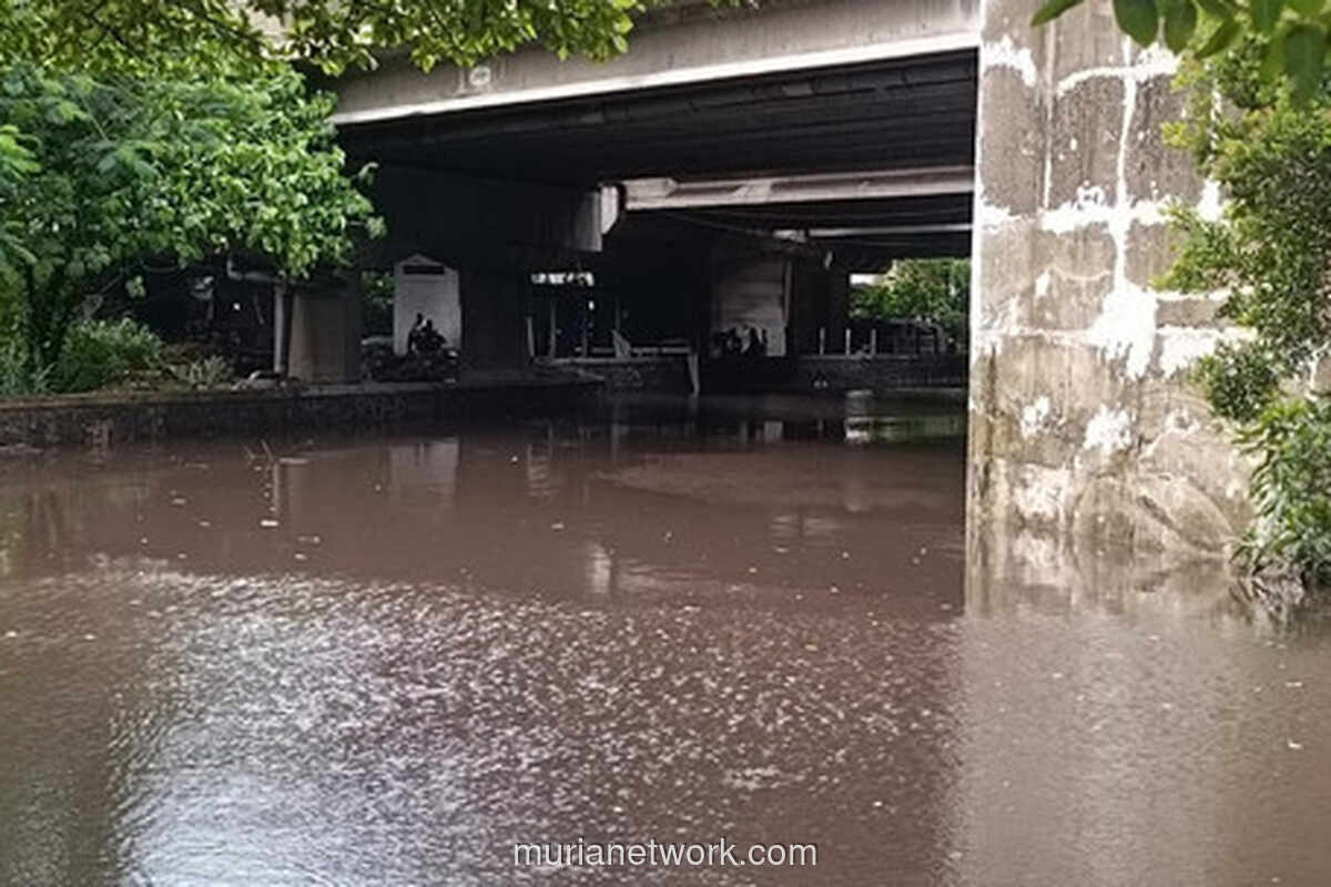Truk Kontainer Terseret Banjir, Jalan Cakung Cilincing Lumpuh Total