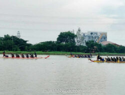 Balap Perahu Naga Warnai Banjir Kanal Barat Semarang