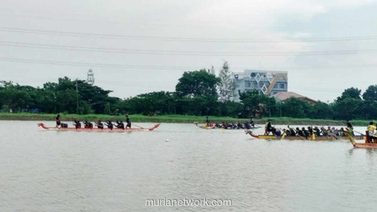 Balap Perahu Naga Warnai Banjir Kanal Barat Semarang