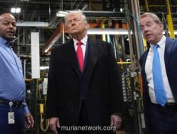 Trump Balas Hinaan dengan Jari Tengah Saat Kunjungan ke Pabrik Ford