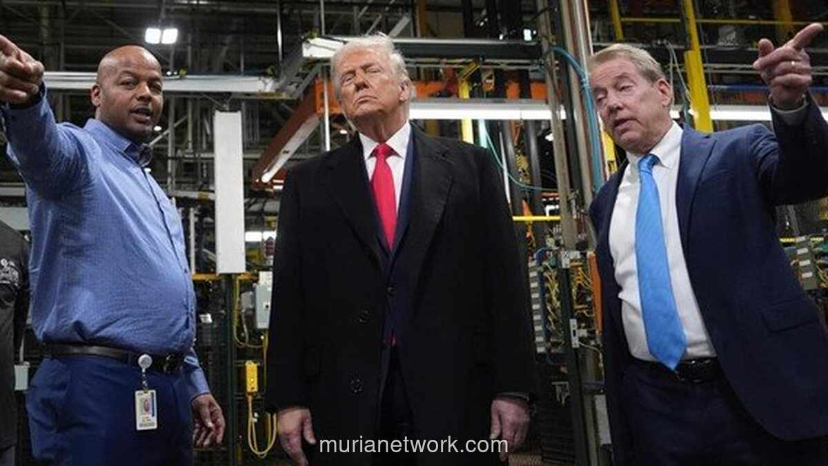 Trump Balas Hinaan dengan Jari Tengah Saat Kunjungan ke Pabrik Ford