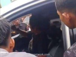 Polisi Kabur Usai Tabrak Motor, Dikejar Massa hingga Terjepit Macet