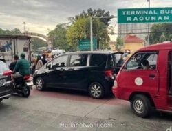 Ribuan Pengunjung Serbu Ragunan, Arus Lalu Lintas Lumpuh Total