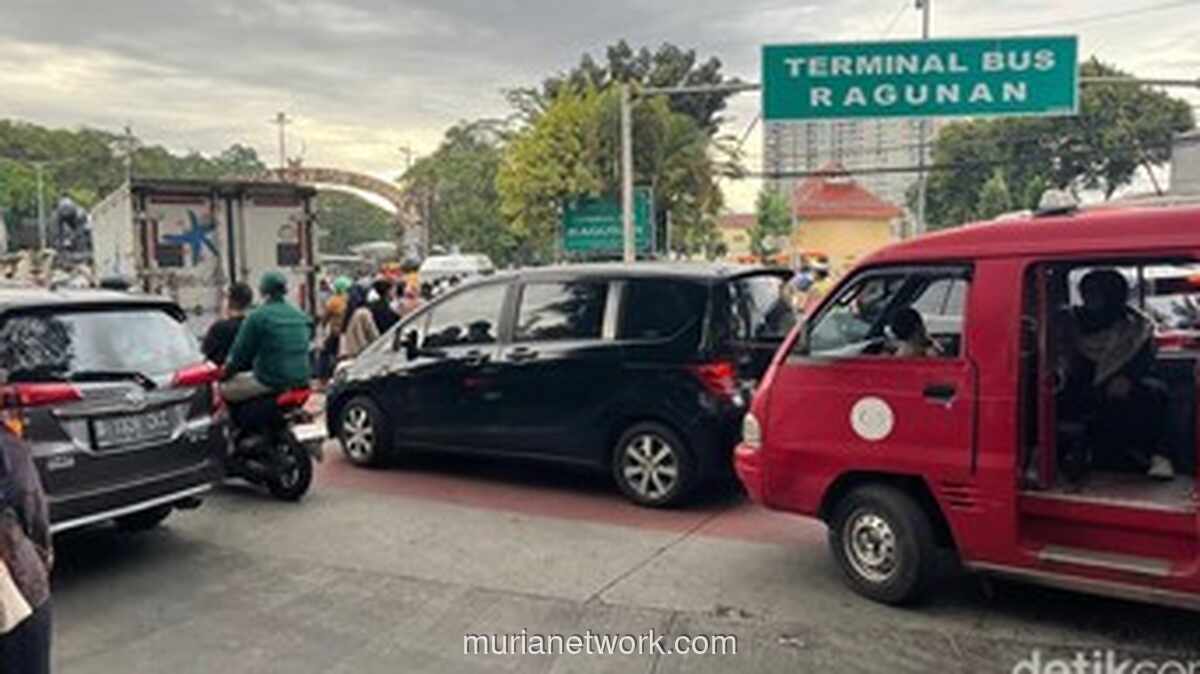 Ribuan Pengunjung Serbu Ragunan, Arus Lalu Lintas Lumpuh Total
