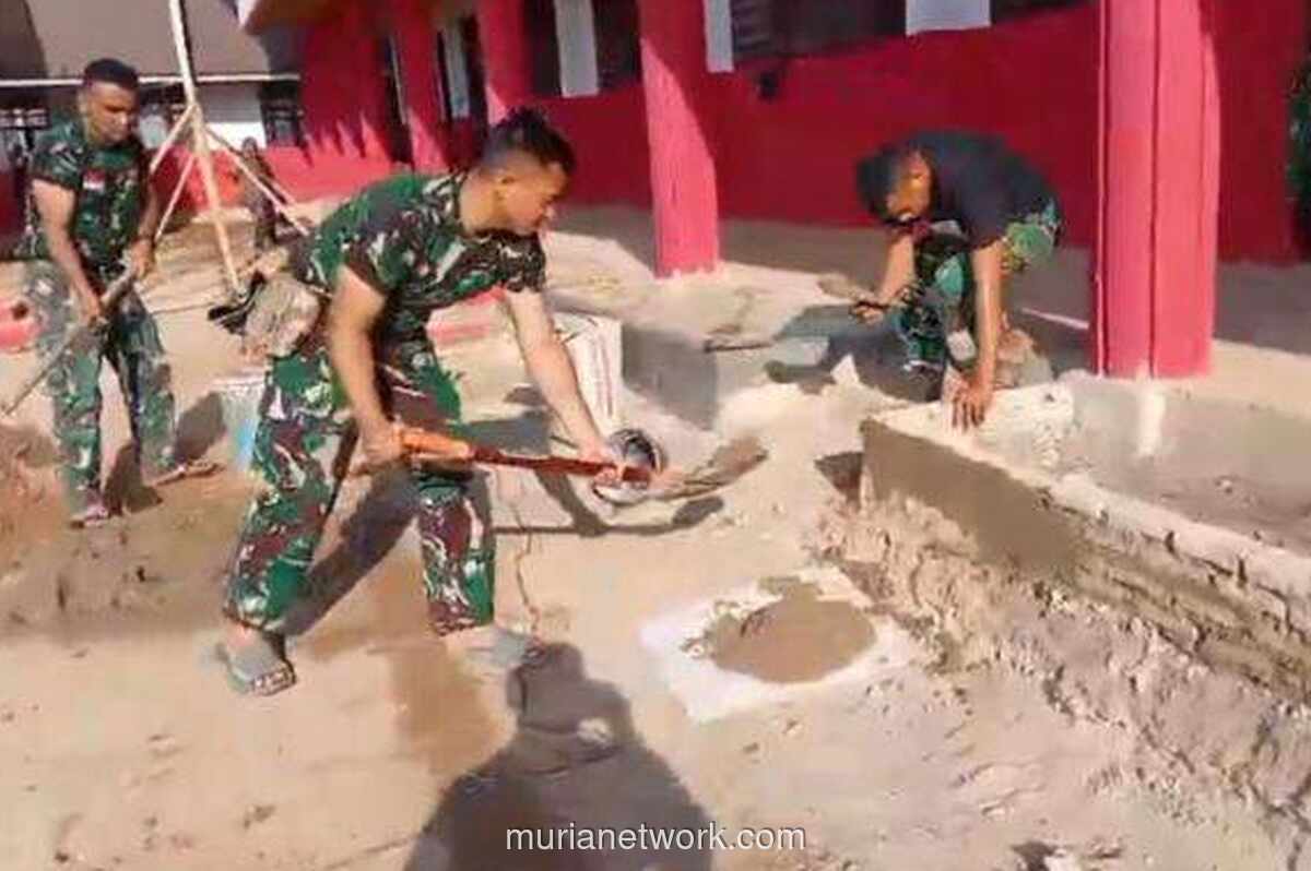 TNI Bersihkan Sisa Banjir di Sembilan Sekolah Tapanuli, Belajar Tetap Berjalan
