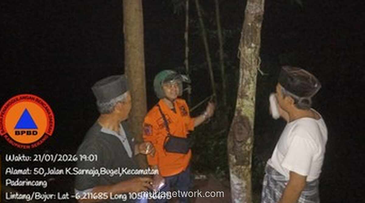 Jembatan Bambu Runtuh, Warga Padarincang Terpaksa Tempuh Jalan Memutar