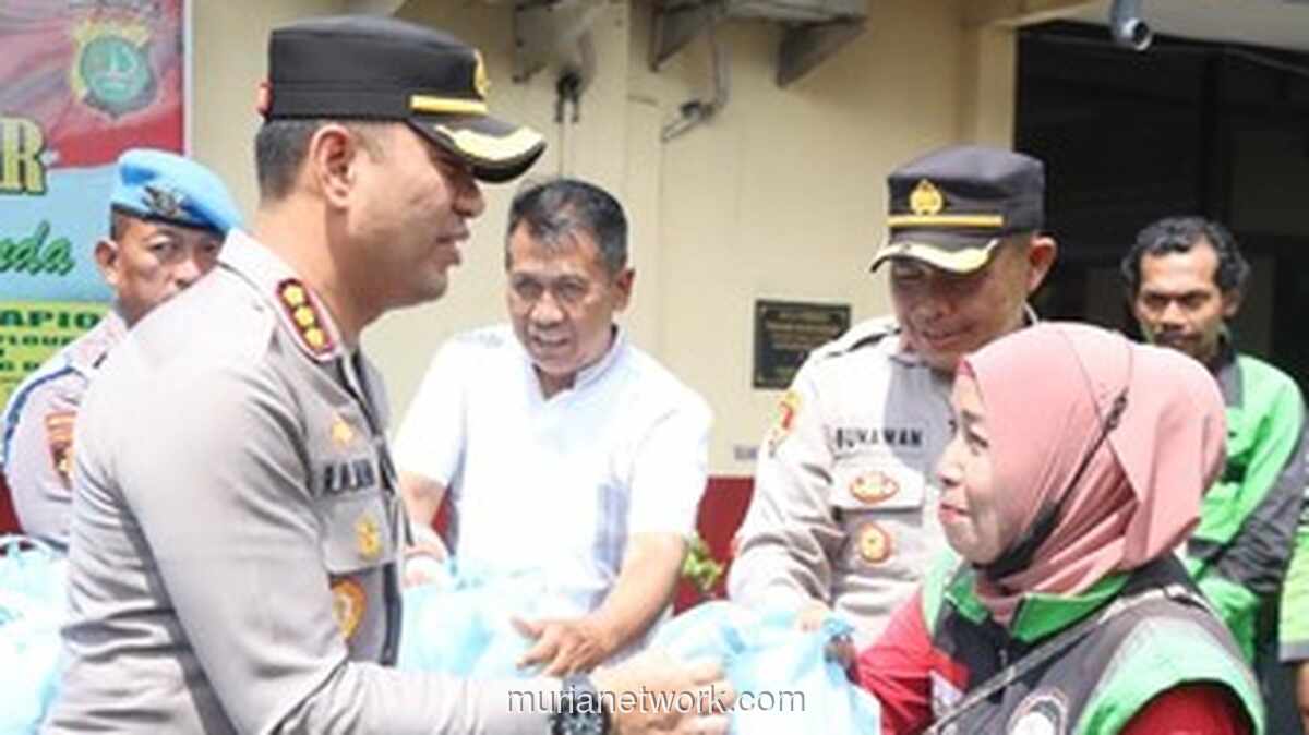 Polisi Bagikan Sembako dan Dengar Curhat Warga di Hari Jumat yang Sarat Aksi