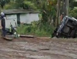 Tabrakan Beruntun Libatkan Ekskavator, Jalan Jonggol-Cariu Lumpuh