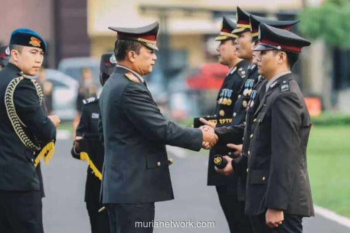 Kapolda Jatim Anugerahkan Satyalancana ke 2.684 Personel di Hari Kesadaran Nasional