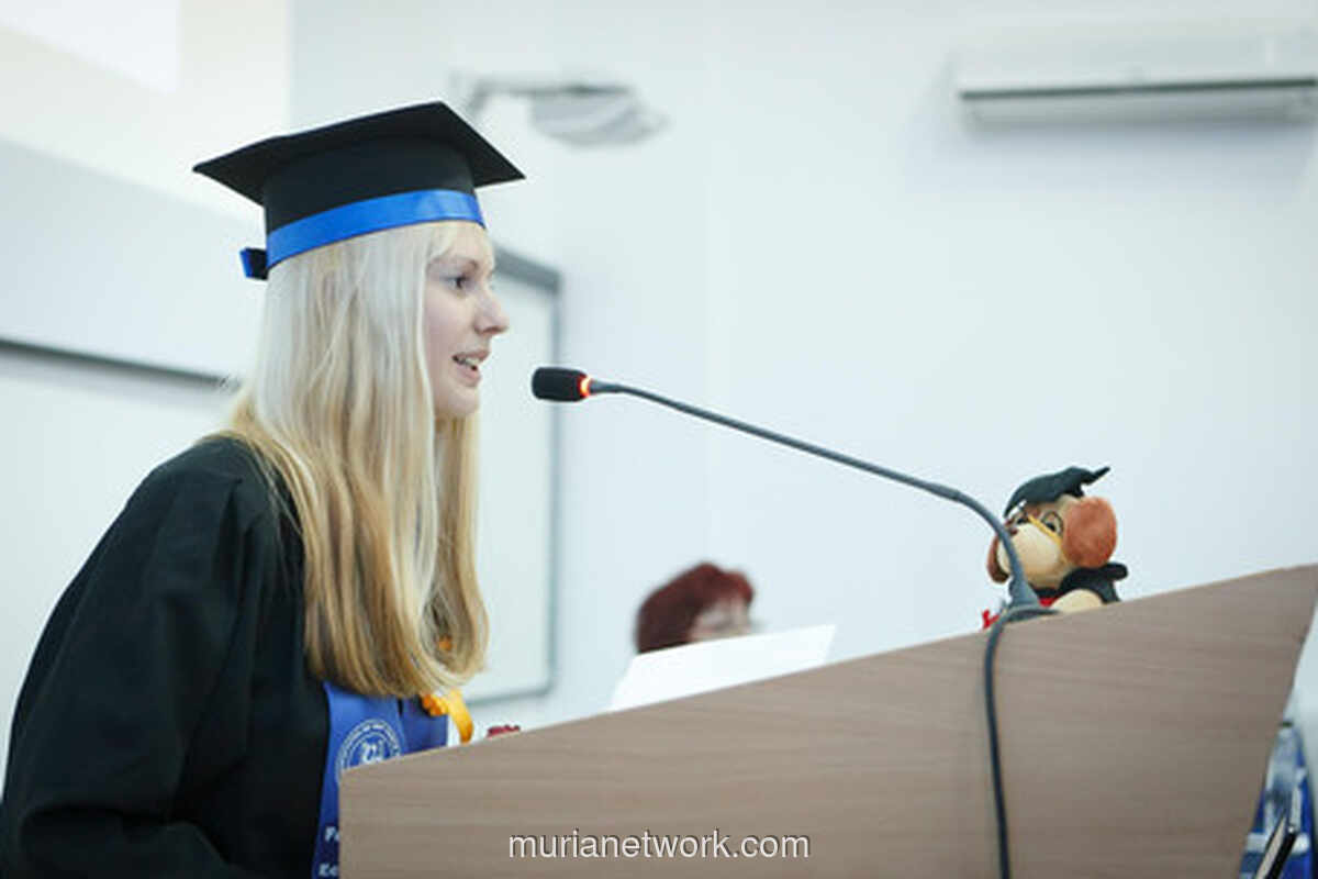 Percuma Kuliah Tinggi? Stigma yang Menyudutkan Ibu Rumah Tangga