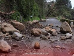 Longsor 500 Meter Lumpuhkan Jalan Alternatif Cibubur CBD Bekasi