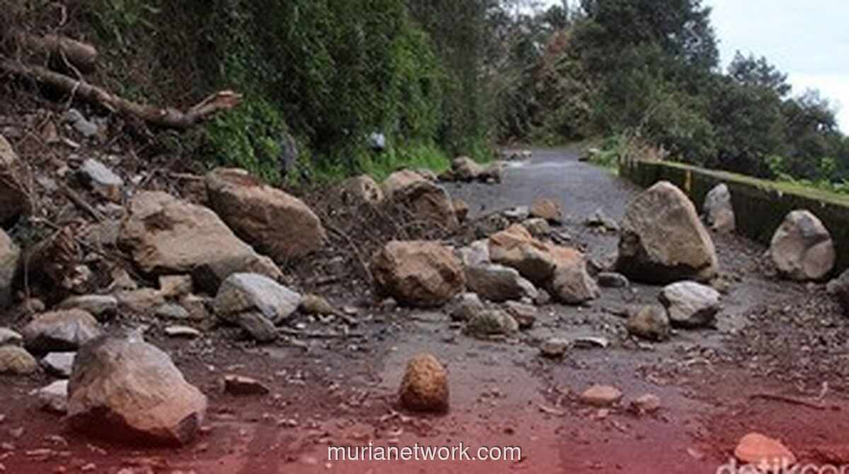 Longsor 500 Meter Lumpuhkan Jalan Alternatif Cibubur CBD Bekasi