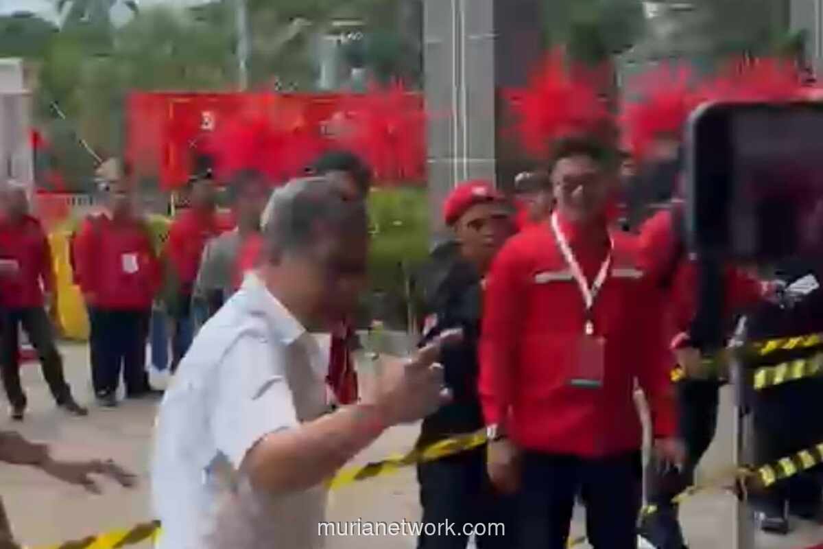 Rocky Gerung Muncul di Rakernas PDIP, Dampingi Elite Partai di Ancol