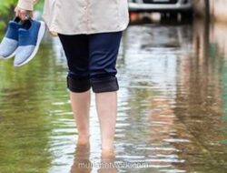 Cinta Tak Tergenang: Pengantin Cengkareng Menapak ke Pelaminan di Tengah Banjir