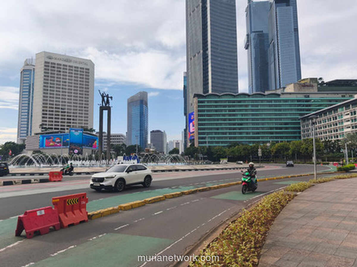 Sudirman Sepi, Warga Jakarta Rebut Trotoar untuk Lari dan Sepeda