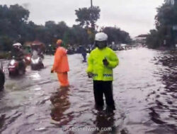 Genangan 50 Cm di Jalan DI Panjaitan, Lalu Lintas Tersendat