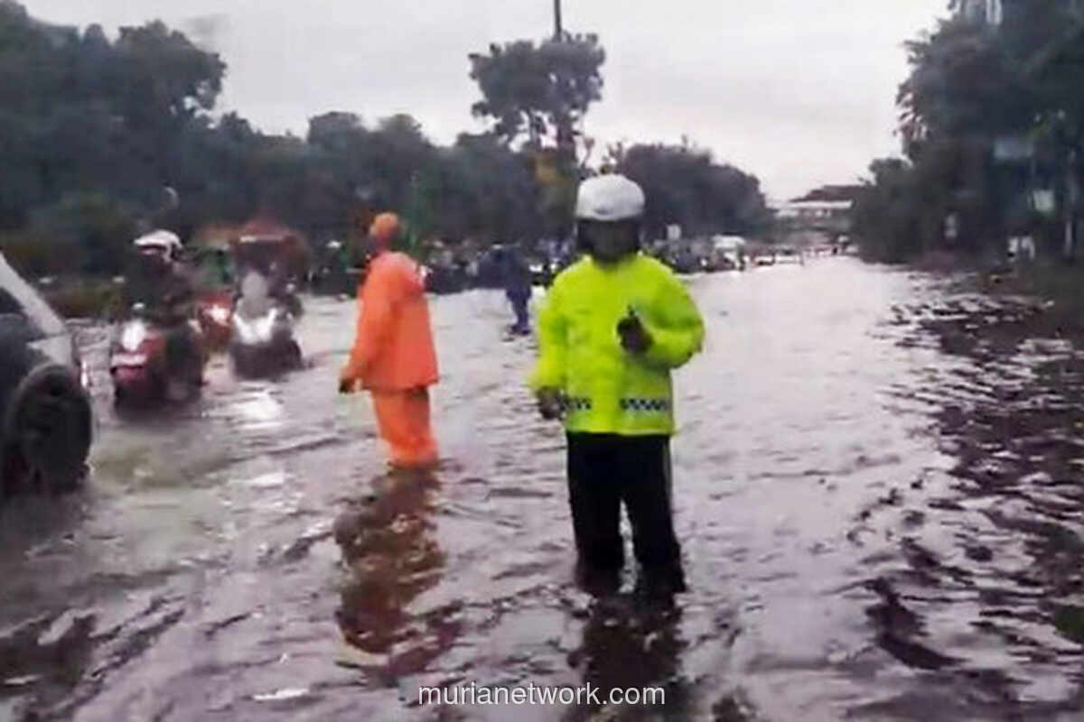Genangan 50 Cm di Jalan DI Panjaitan, Lalu Lintas Tersendat