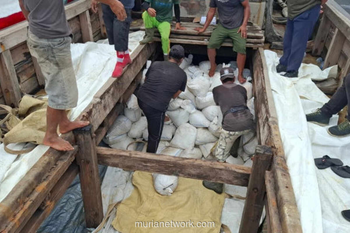 Gagalkan Penyelundupan Timah 25 Ton, KRI Todak Amankan Kapal di Selat Bangka